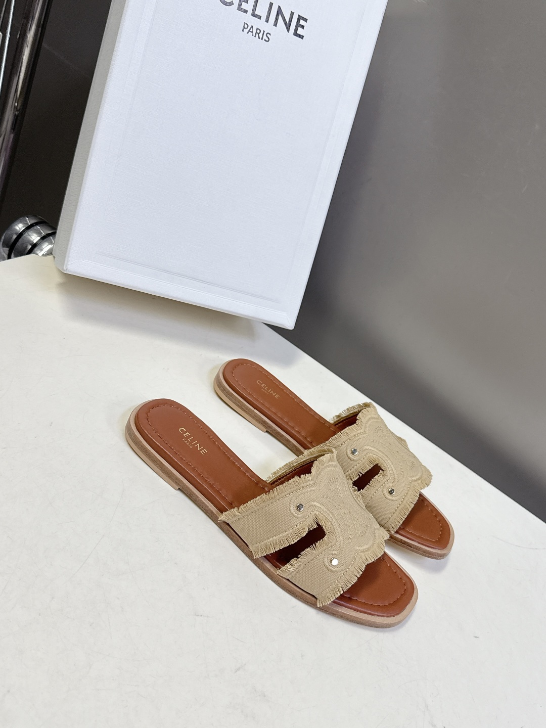 celine思琳春夏最新款复古凯旋门时髦拖鞋夏天搭配袜子 简直绝绝子了‼️复古的点上带上了满分时髦感颜值