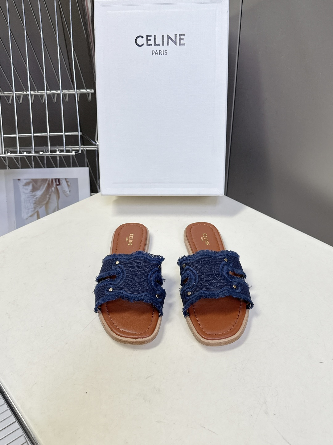 celine思琳春夏最新款复古凯旋门时髦拖鞋夏天搭配袜子 简直绝绝子了‼️复古的点上带上了满分时髦感颜值