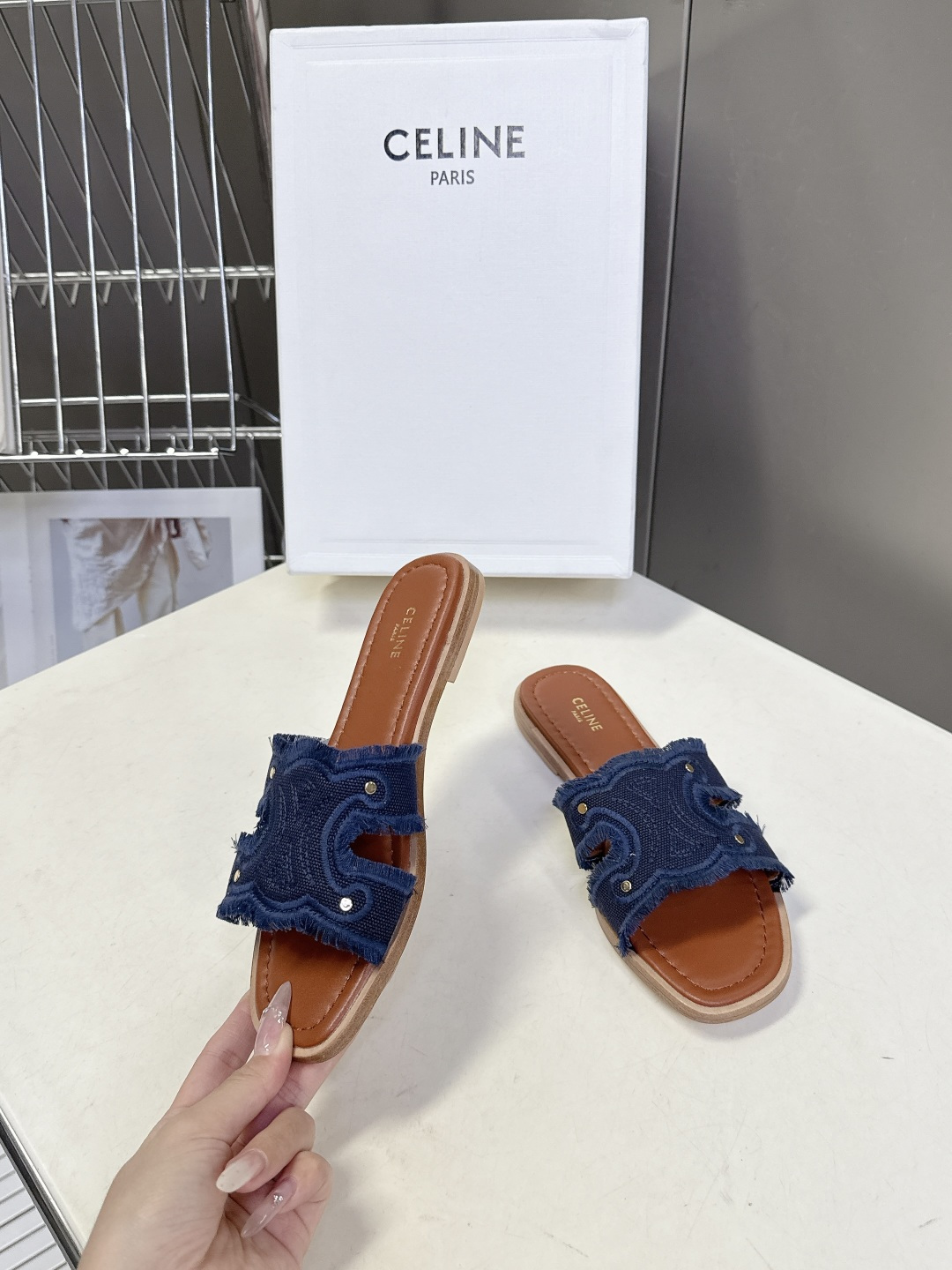 celine思琳春夏最新款复古凯旋门时髦拖鞋夏天搭配袜子 简直绝绝子了‼️复古的点上带上了满分时髦感颜值