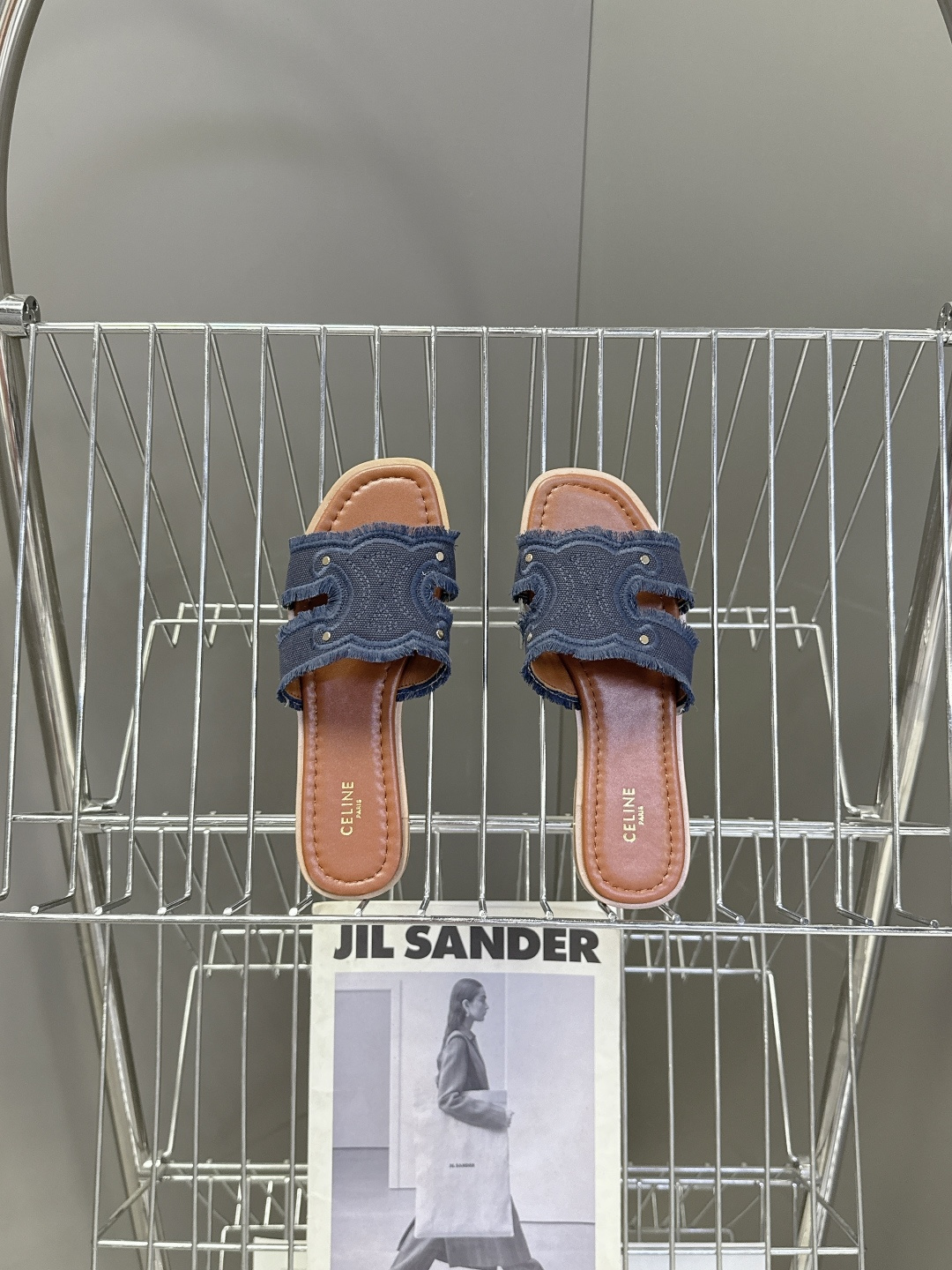 celine思琳春夏最新款复古凯旋门时髦拖鞋夏天搭配袜子 简直绝绝子了‼️复古的点上带上了满分时髦感颜值