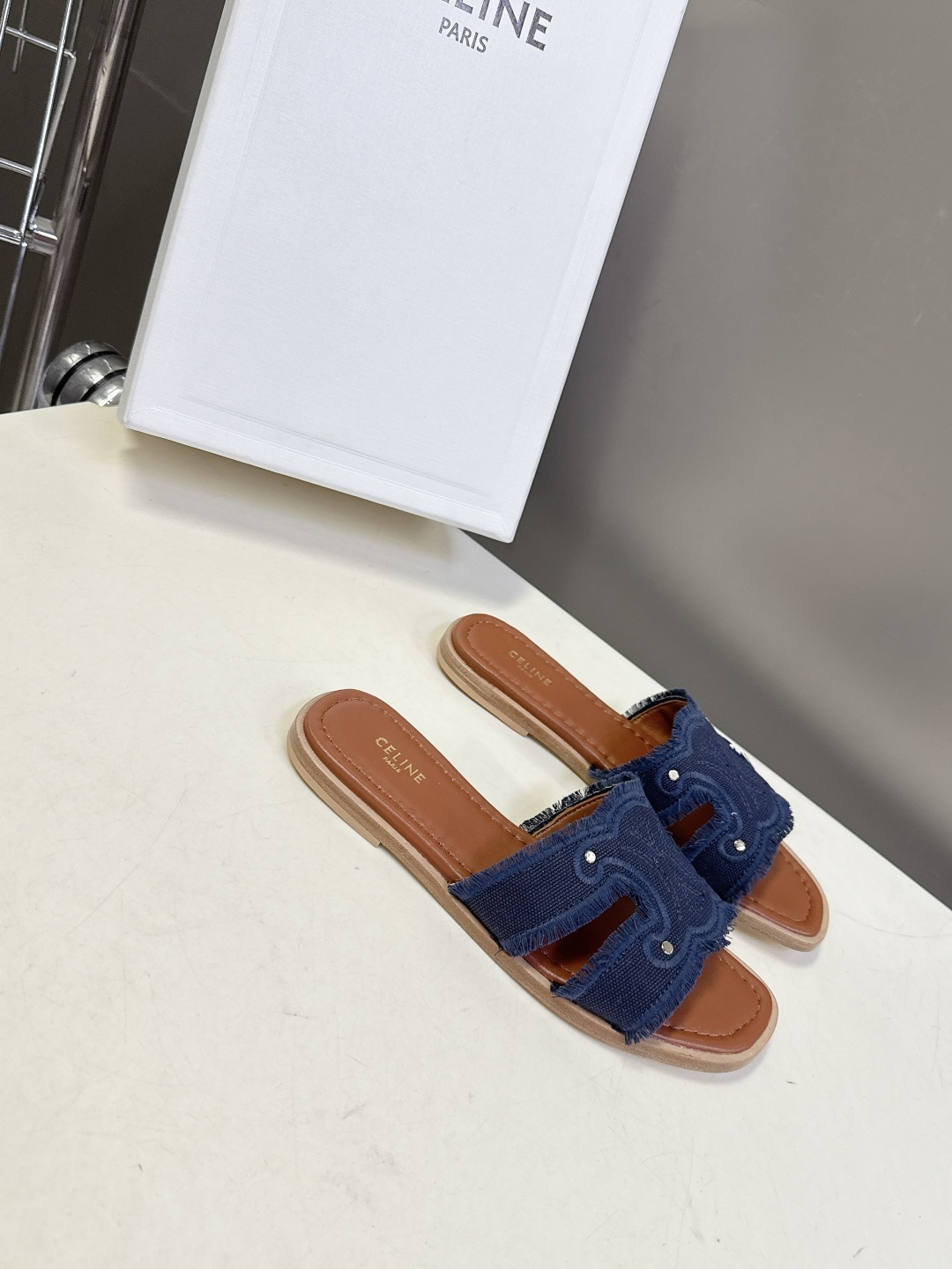 celine思琳春夏最新款复古凯旋门时髦拖鞋夏天搭配袜子 简直绝绝子了‼️复古的点上带上了满分时髦感颜值