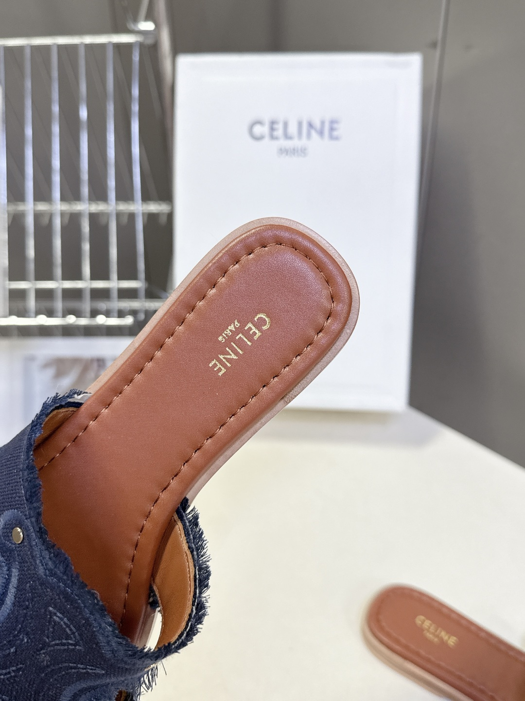 celine思琳春夏最新款复古凯旋门时髦拖鞋夏天搭配袜子 简直绝绝子了‼️复古的点上带上了满分时髦感颜值