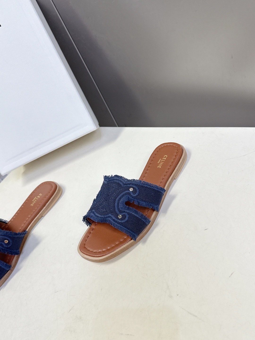 celine思琳春夏最新款复古凯旋门时髦拖鞋夏天搭配袜子 简直绝绝子了‼️复古的点上带上了满分时髦感颜值