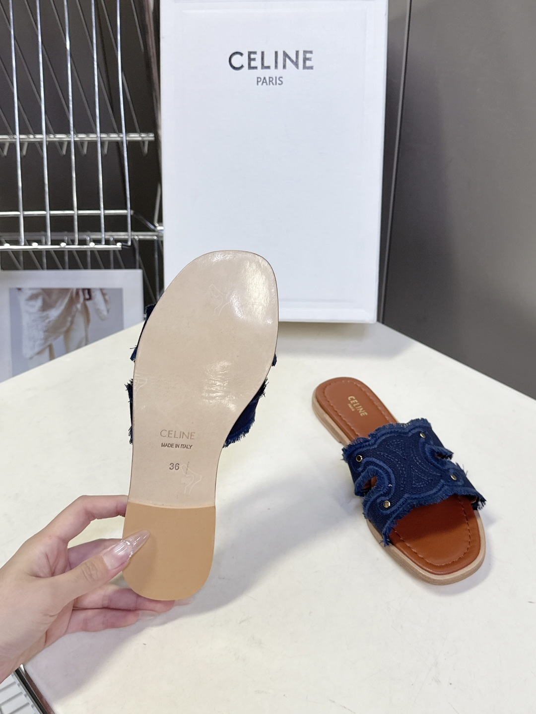 celine思琳春夏最新款复古凯旋门时髦拖鞋夏天搭配袜子 简直绝绝子了‼️复古的点上带上了满分时髦感颜值