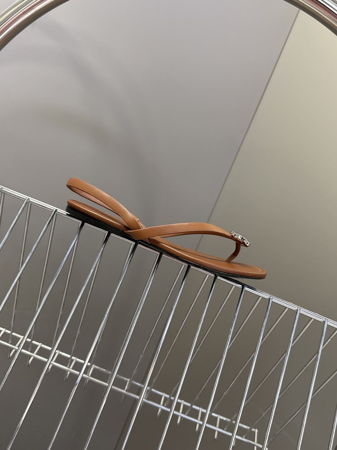 CELINE思琳春夏最新款凯旋门金属扣夹脚凉鞋超多明星网红种草 这是思琳2026年春夏推出的Triomp