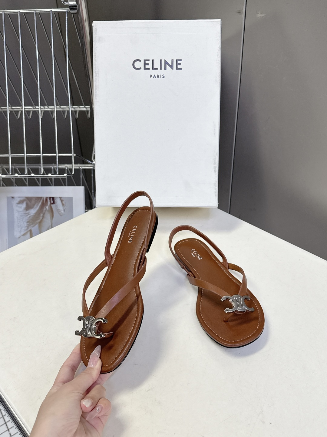 CELINE思琳春夏最新款凯旋门金属扣夹脚凉鞋超多明星网红种草 这是思琳2026年春夏推出的Triomp