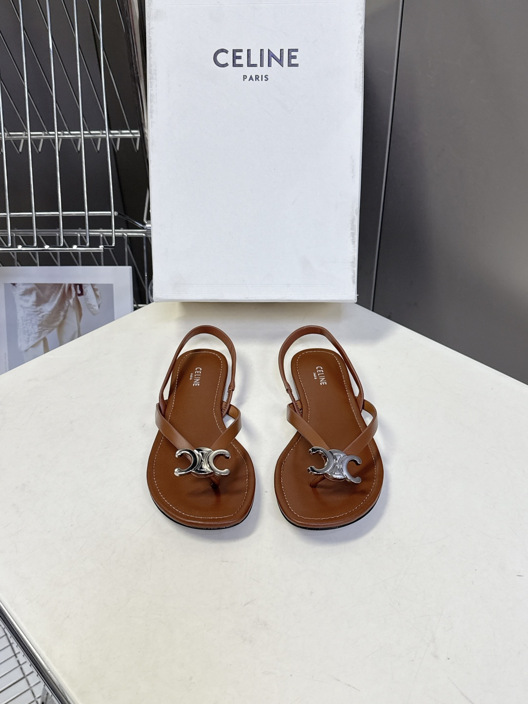 CELINE思琳春夏最新款凯旋门金属扣夹脚凉鞋超多明星网红种草 这是思琳2026年春夏推出的Triomp