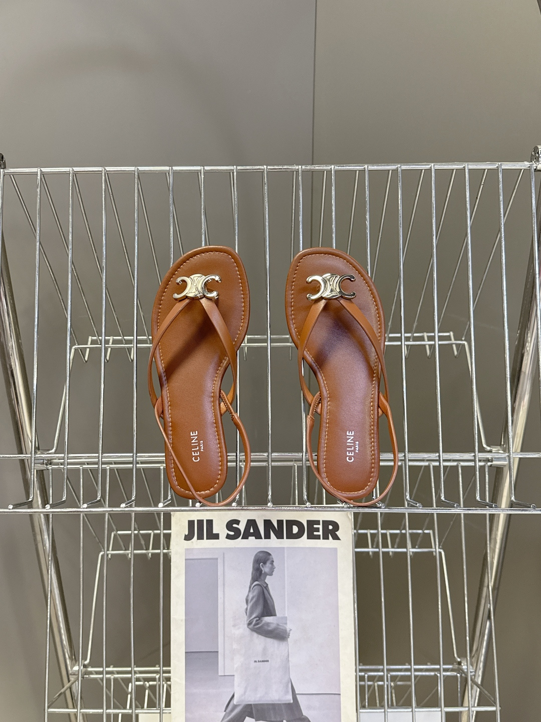 CELINE思琳春夏最新款凯旋门金属扣夹脚凉鞋超多明星网红种草 这是思琳2026年春夏推出的Triomp