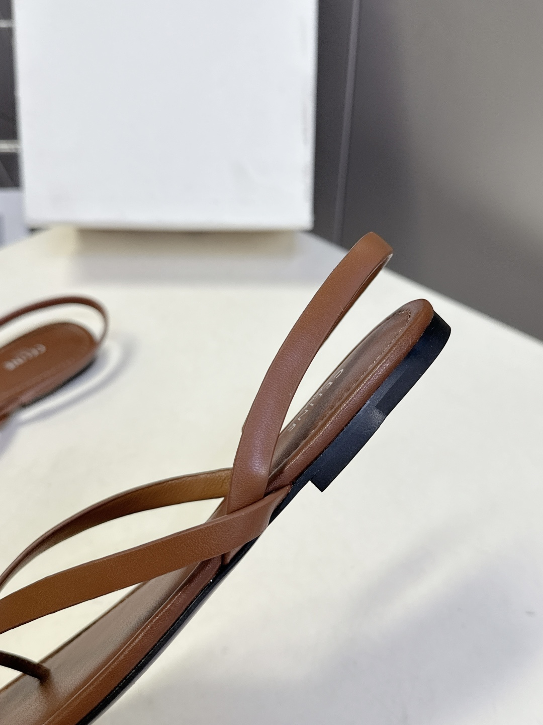 CELINE思琳春夏最新款凯旋门金属扣夹脚凉鞋超多明星网红种草 这是思琳2026年春夏推出的Triomp