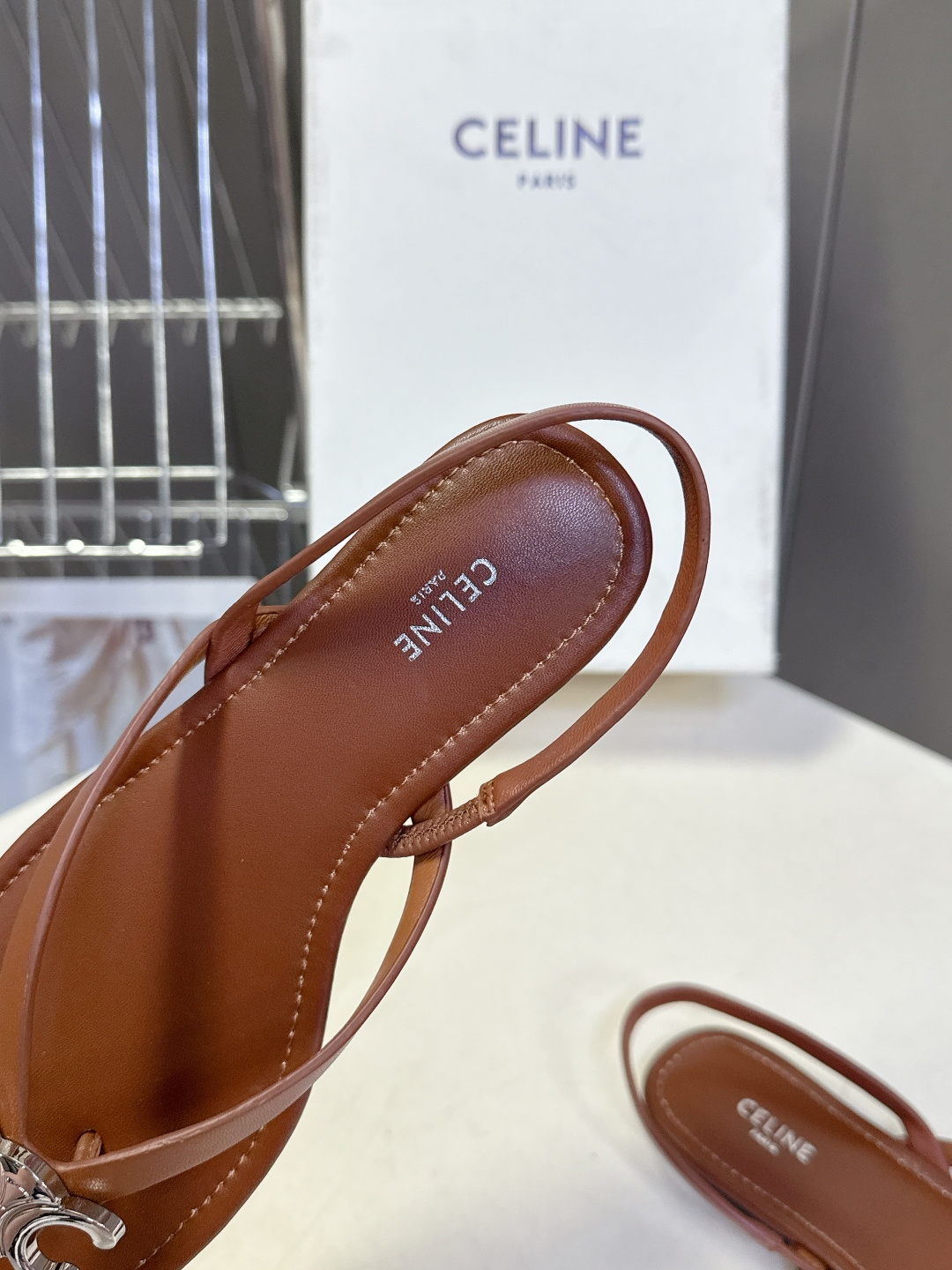 CELINE思琳春夏最新款凯旋门金属扣夹脚凉鞋超多明星网红种草 这是思琳2026年春夏推出的Triomp