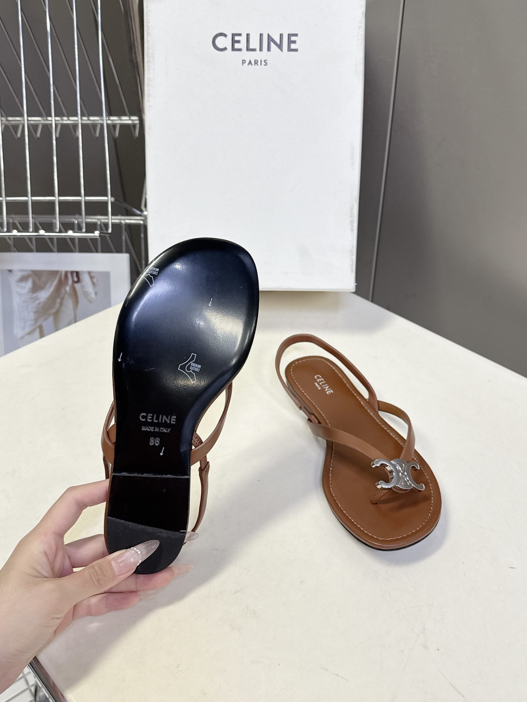 CELINE思琳春夏最新款凯旋门金属扣夹脚凉鞋超多明星网红种草 这是思琳2026年春夏推出的Triomp