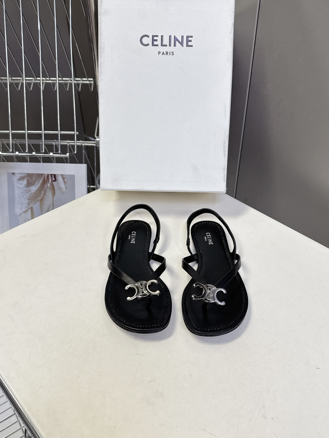 CELINE思琳春夏最新款凯旋门金属扣夹脚凉鞋超多明星网红种草 这是思琳2026年春夏推出的Triomp