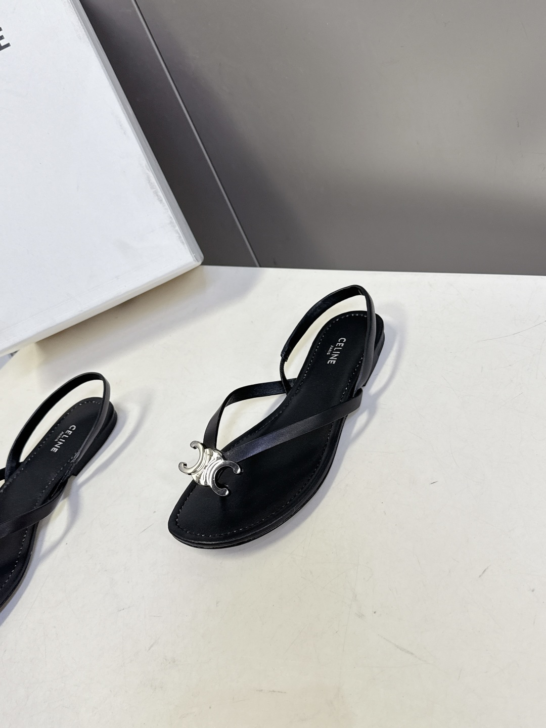 CELINE思琳春夏最新款凯旋门金属扣夹脚凉鞋超多明星网红种草 这是思琳2026年春夏推出的Triomp