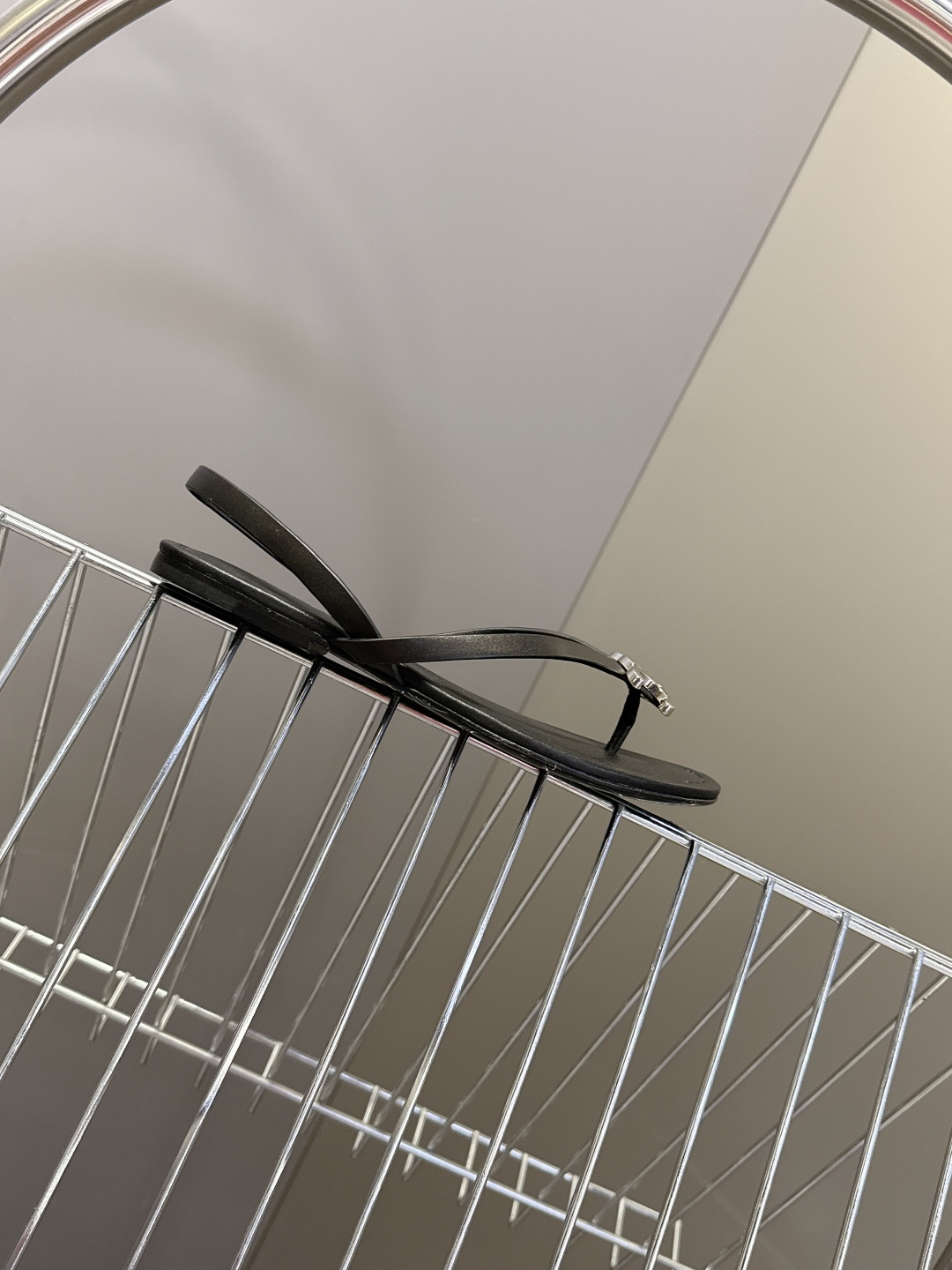 CELINE思琳春夏最新款凯旋门金属扣夹脚凉鞋超多明星网红种草 这是思琳2026年春夏推出的Triomp