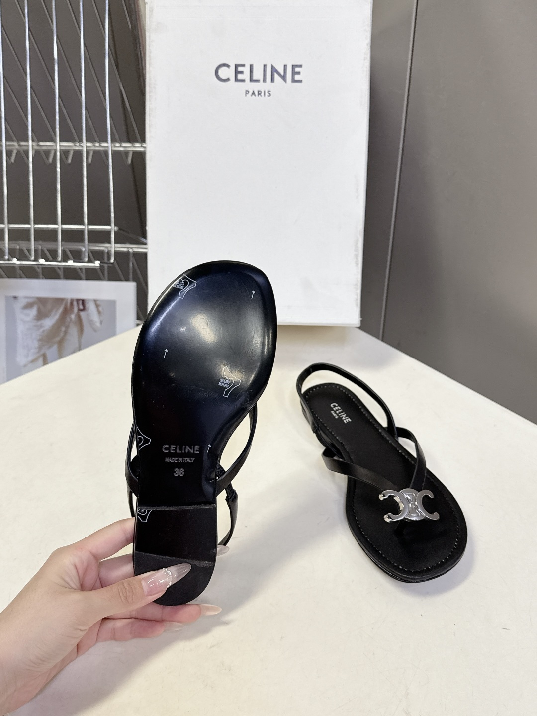 CELINE思琳春夏最新款凯旋门金属扣夹脚凉鞋超多明星网红种草 这是思琳2026年春夏推出的Triomp