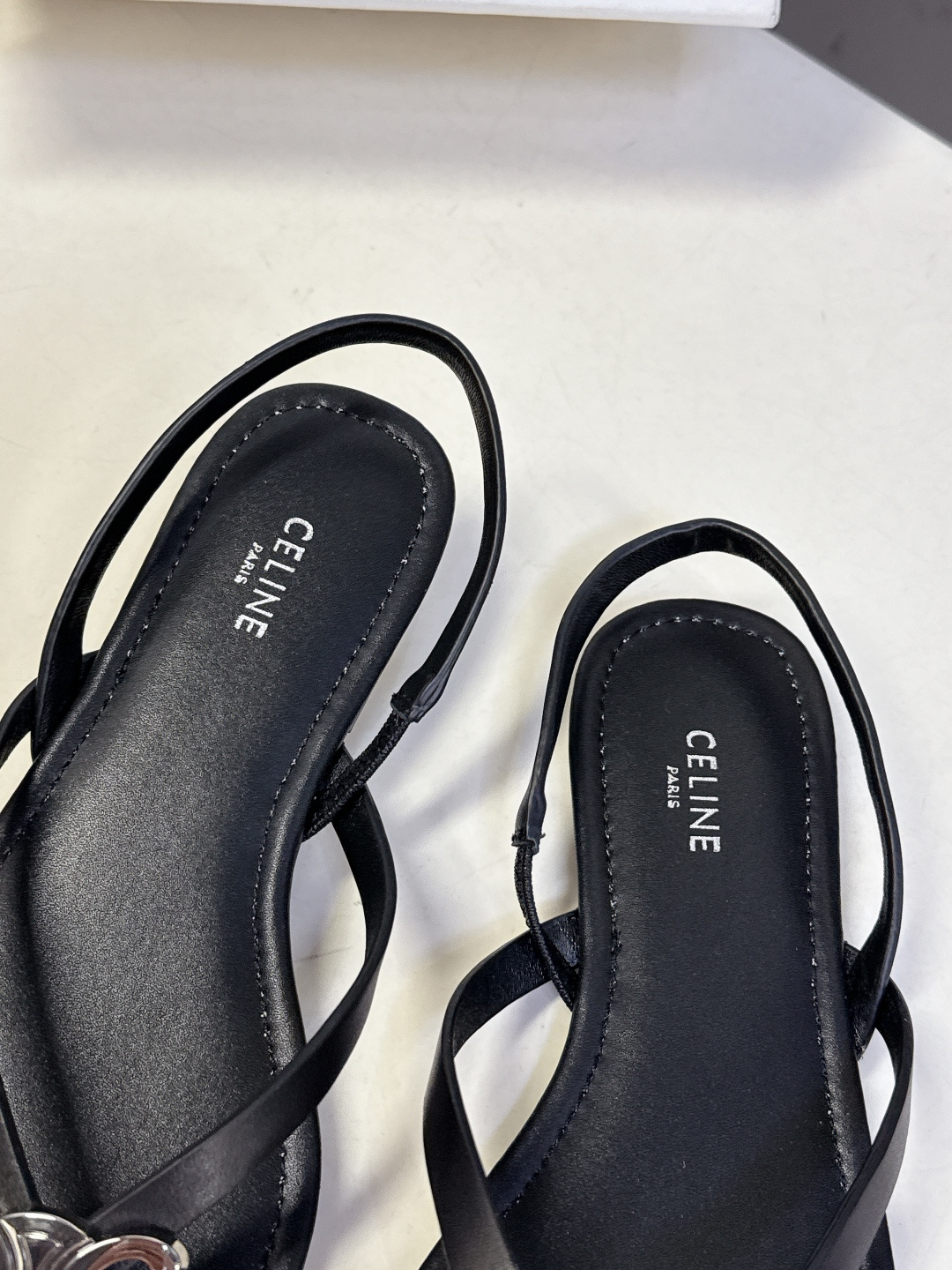 CELINE思琳春夏最新款凯旋门金属扣夹脚凉鞋超多明星网红种草 这是思琳2026年春夏推出的Triomp