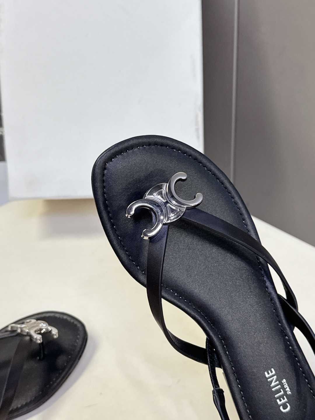 CELINE思琳春夏最新款凯旋门金属扣夹脚凉鞋超多明星网红种草 这是思琳2026年春夏推出的Triomp