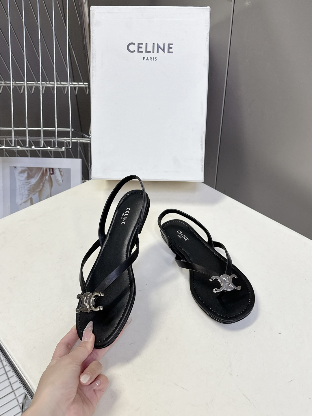 CELINE思琳春夏最新款凯旋门金属扣夹脚凉鞋超多明星网红种草 这是思琳2026年春夏推出的Triomp