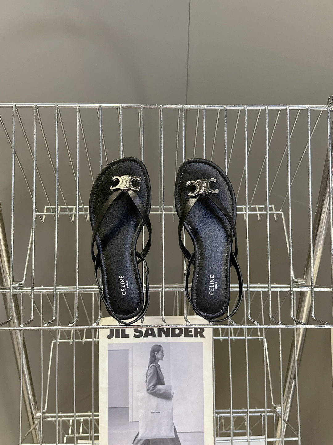 CELINE思琳春夏最新款凯旋门金属扣夹脚凉鞋超多明星网红种草 这是思琳2026年春夏推出的Triomp