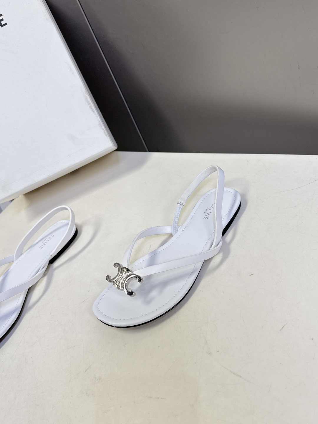 CELINE思琳春夏最新款凯旋门金属扣夹脚凉鞋超多明星网红种草 这是思琳2026年春夏推出的Triomp