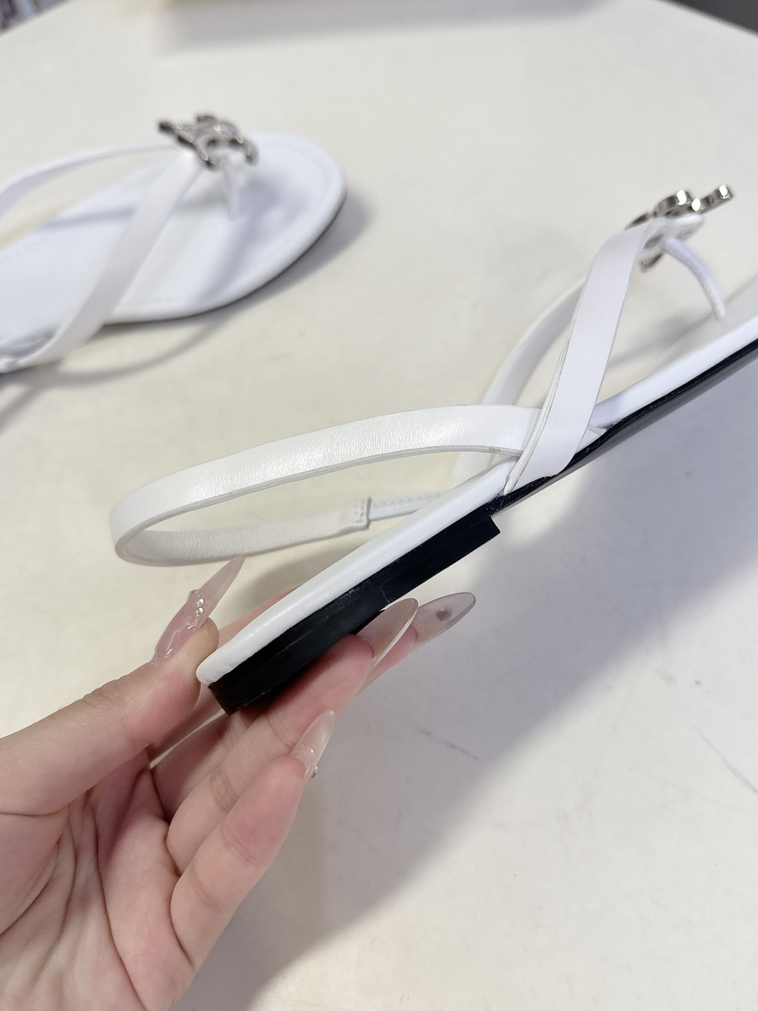 CELINE思琳春夏最新款凯旋门金属扣夹脚凉鞋超多明星网红种草 这是思琳2026年春夏推出的Triomp