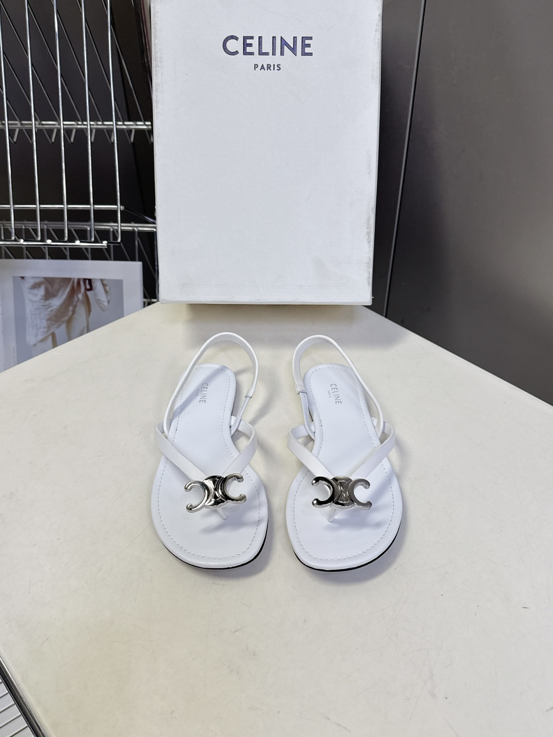 CELINE思琳春夏最新款凯旋门金属扣夹脚凉鞋超多明星网红种草 这是思琳2026年春夏推出的Triomp