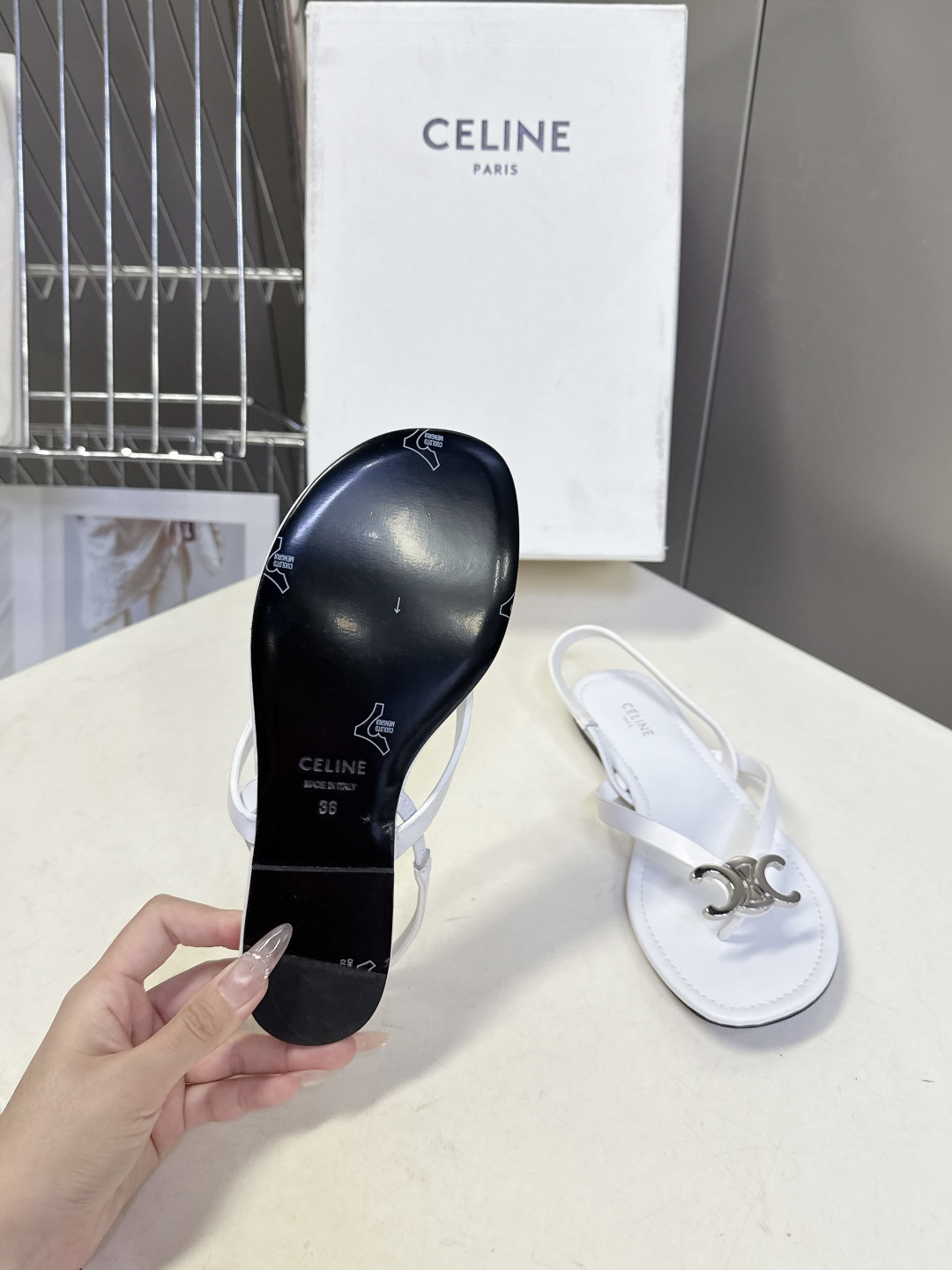 CELINE思琳春夏最新款凯旋门金属扣夹脚凉鞋超多明星网红种草 这是思琳2026年春夏推出的Triomp