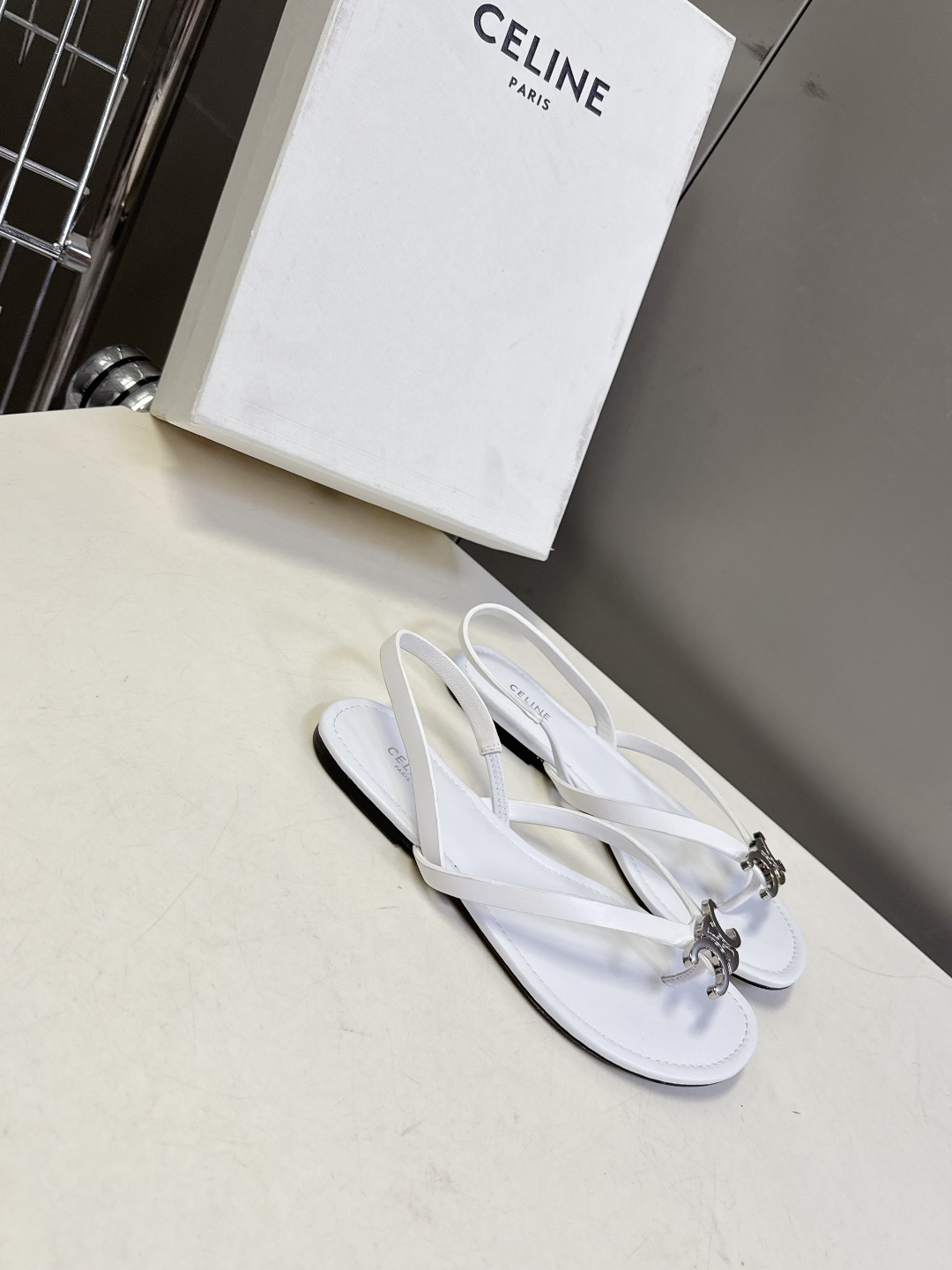 CELINE思琳春夏最新款凯旋门金属扣夹脚凉鞋超多明星网红种草 这是思琳2026年春夏推出的Triomp