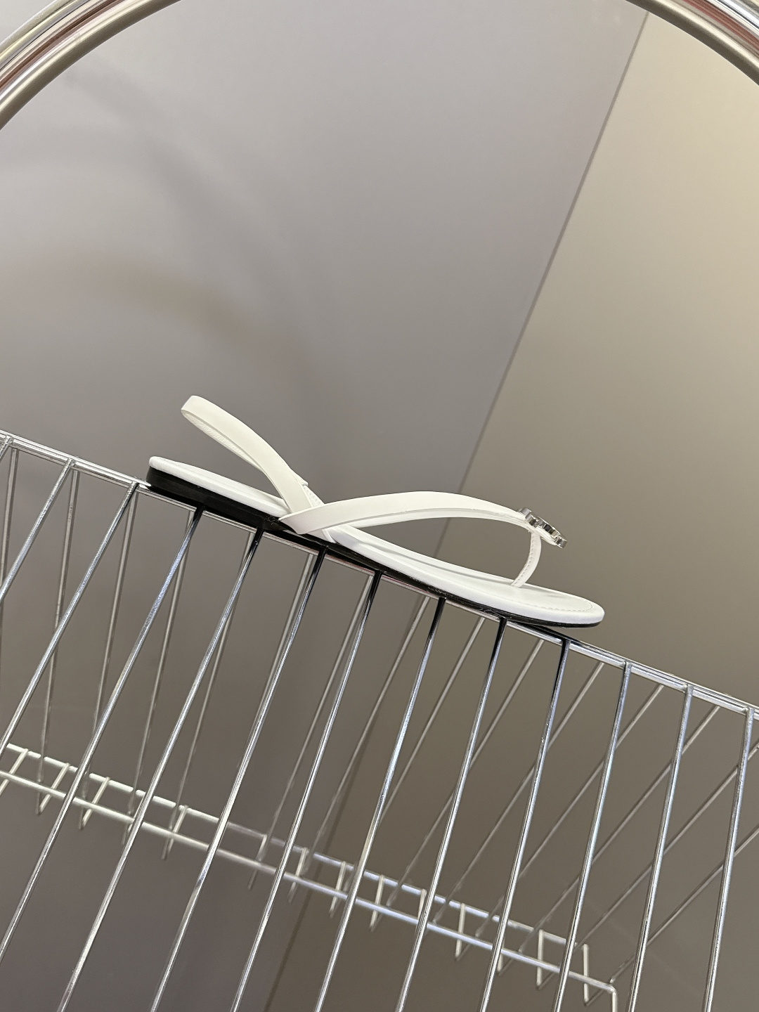 CELINE思琳春夏最新款凯旋门金属扣夹脚凉鞋超多明星网红种草 这是思琳2026年春夏推出的Triomp