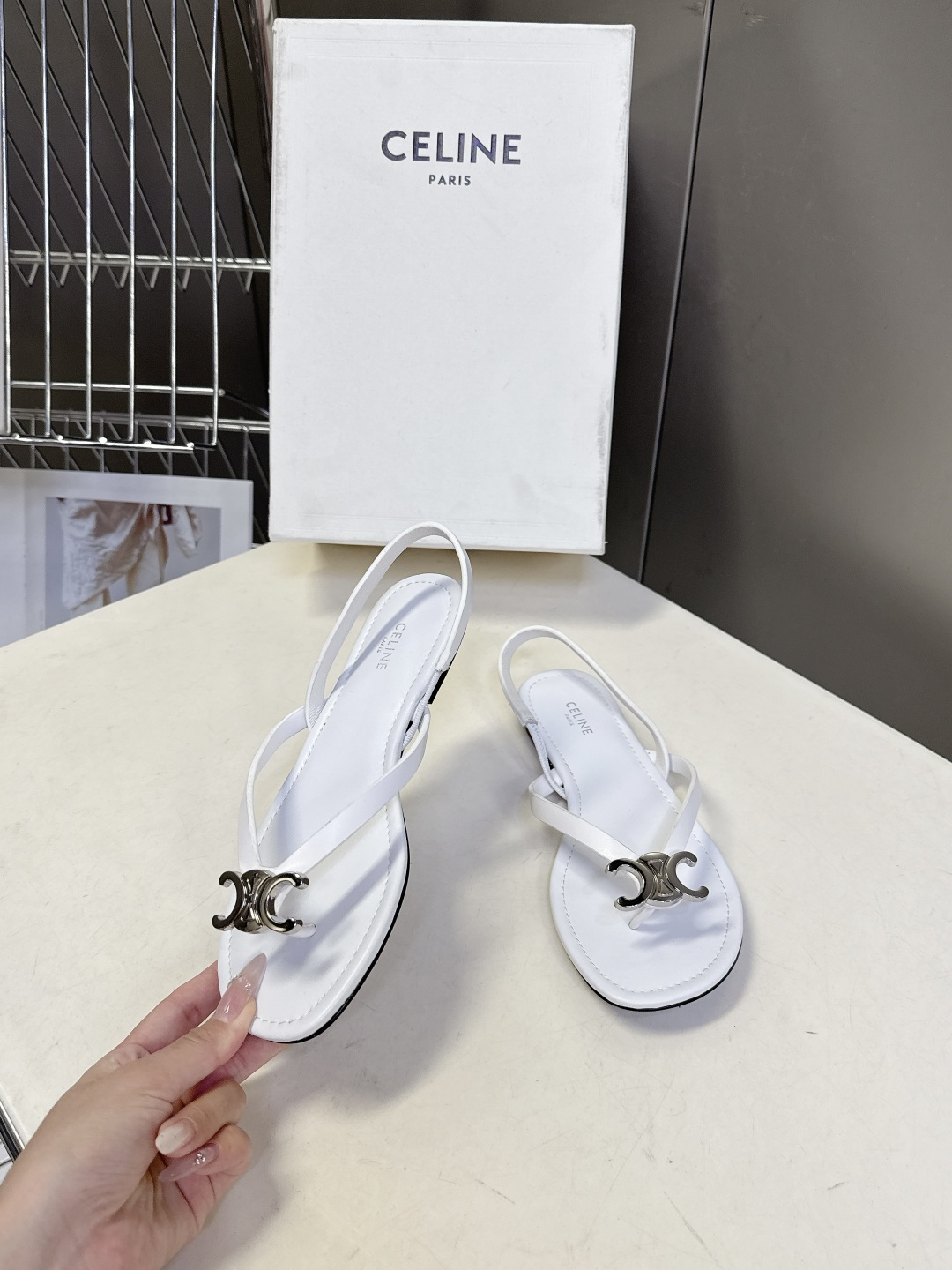 CELINE思琳春夏最新款凯旋门金属扣夹脚凉鞋超多明星网红种草 这是思琳2026年春夏推出的Triomp