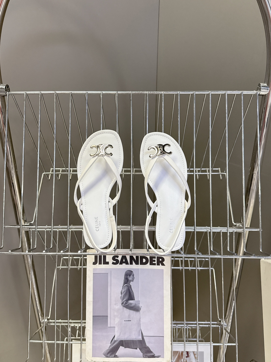 CELINE思琳春夏最新款凯旋门金属扣夹脚凉鞋超多明星网红种草 这是思琳2026年春夏推出的Triomp