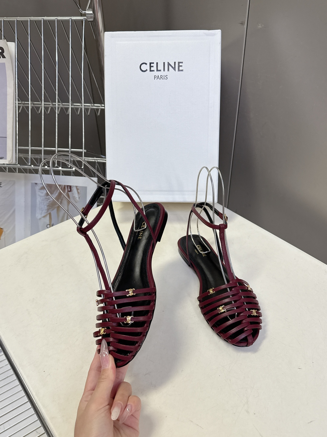 CELINE思琳2026春夏罗马风编织包头凉鞋超多明星网红种草 这是品牌法式极简美学的代表单品，完美适配