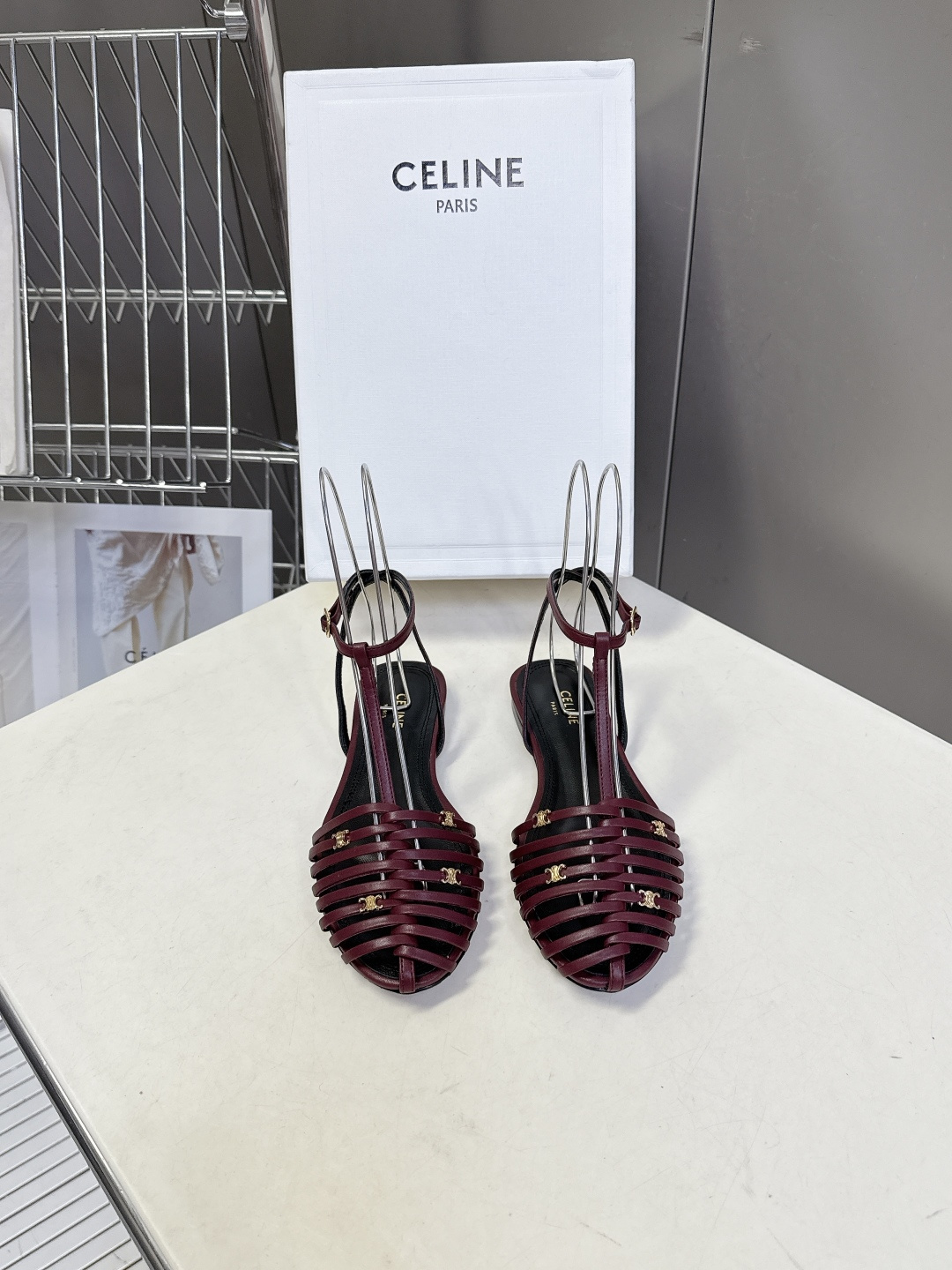 CELINE思琳2026春夏罗马风编织包头凉鞋超多明星网红种草 这是品牌法式极简美学的代表单品，完美适配