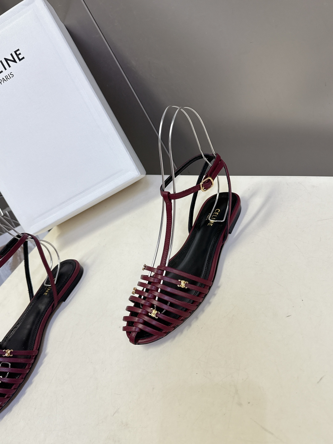 CELINE思琳2026春夏罗马风编织包头凉鞋超多明星网红种草 这是品牌法式极简美学的代表单品，完美适配