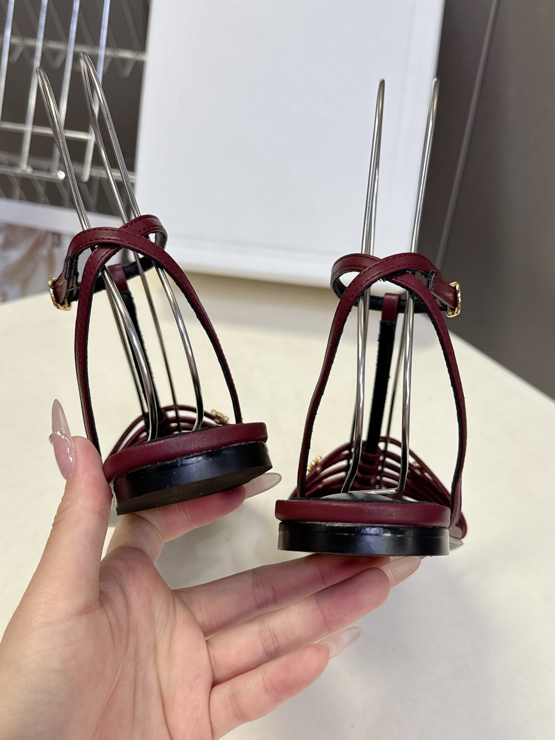 CELINE思琳2026春夏罗马风编织包头凉鞋超多明星网红种草 这是品牌法式极简美学的代表单品，完美适配