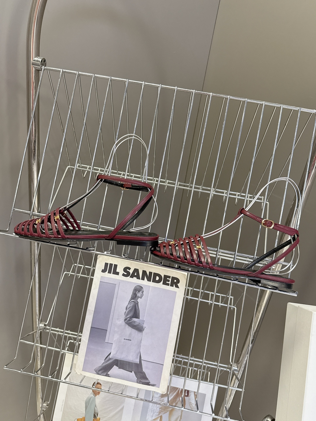 CELINE思琳2026春夏罗马风编织包头凉鞋超多明星网红种草 这是品牌法式极简美学的代表单品，完美适配