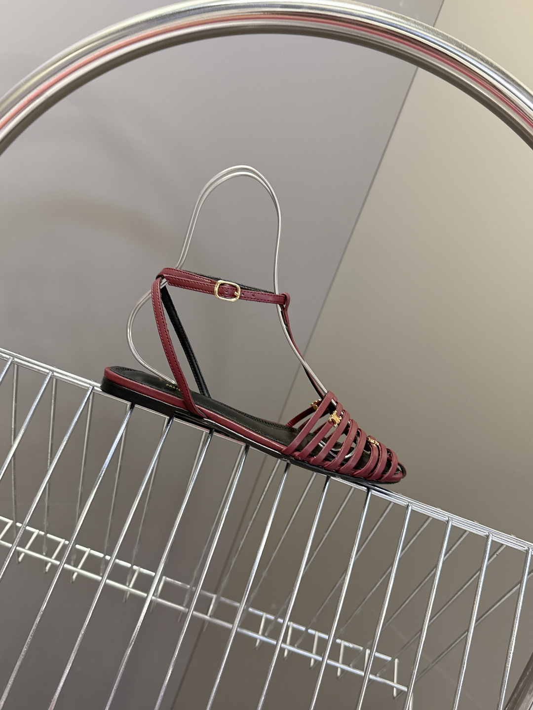 CELINE思琳2026春夏罗马风编织包头凉鞋超多明星网红种草 这是品牌法式极简美学的代表单品，完美适配