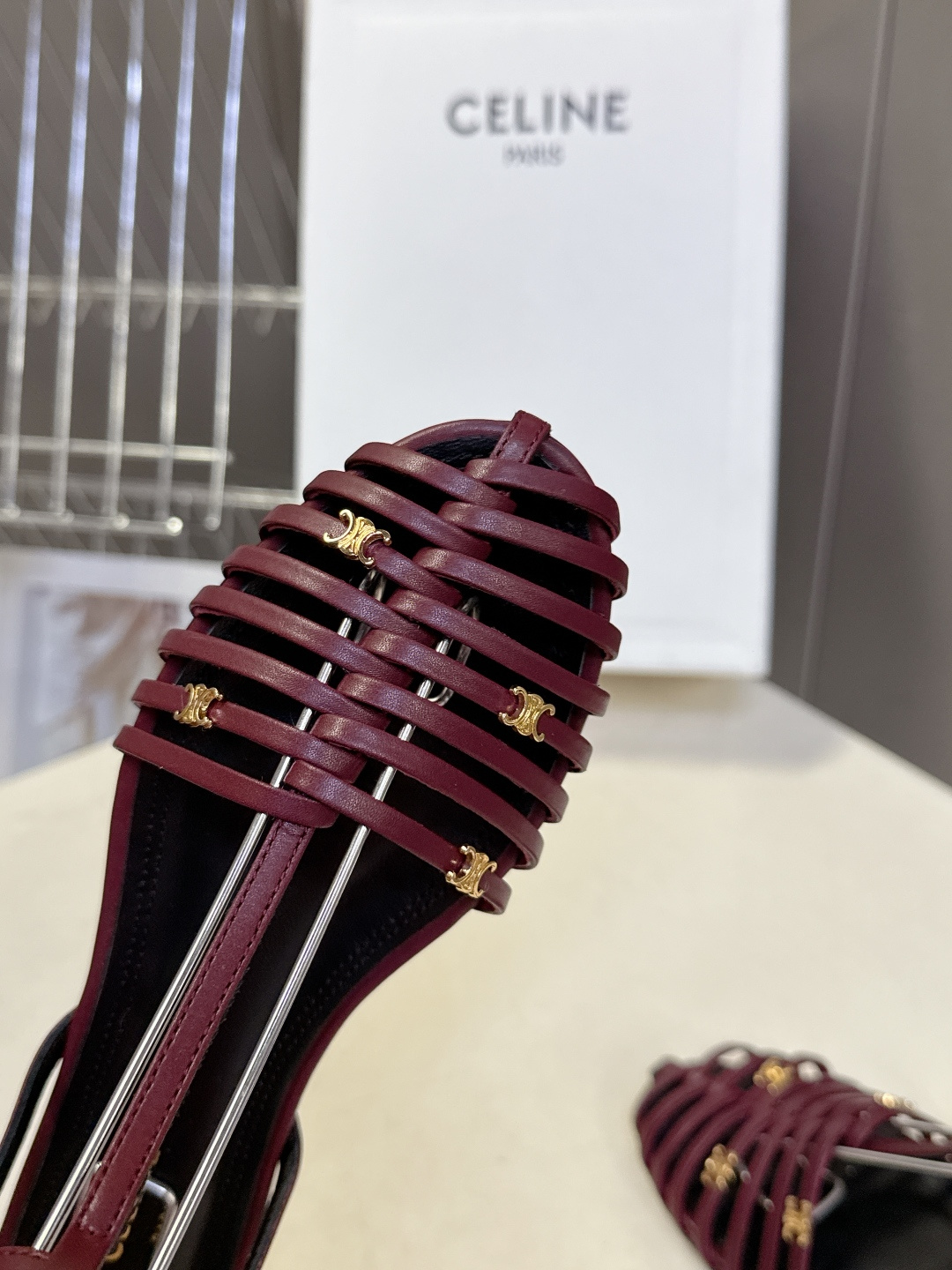 CELINE思琳2026春夏罗马风编织包头凉鞋超多明星网红种草 这是品牌法式极简美学的代表单品，完美适配