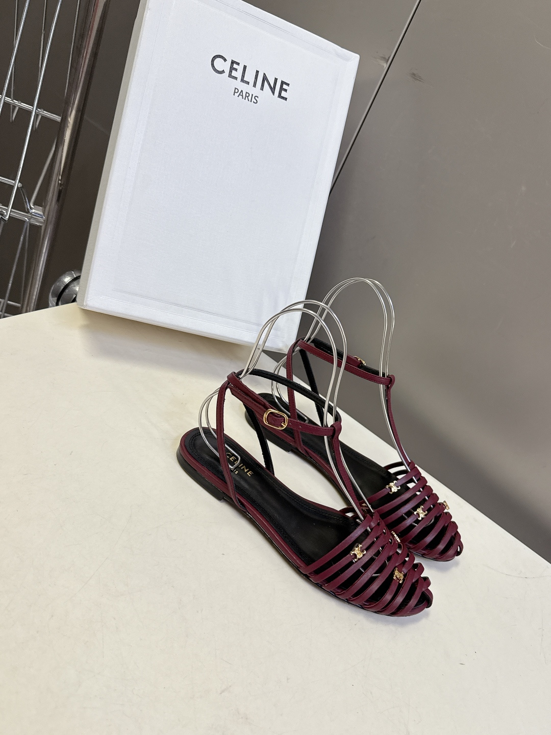 CELINE思琳2026春夏罗马风编织包头凉鞋超多明星网红种草 这是品牌法式极简美学的代表单品，完美适配