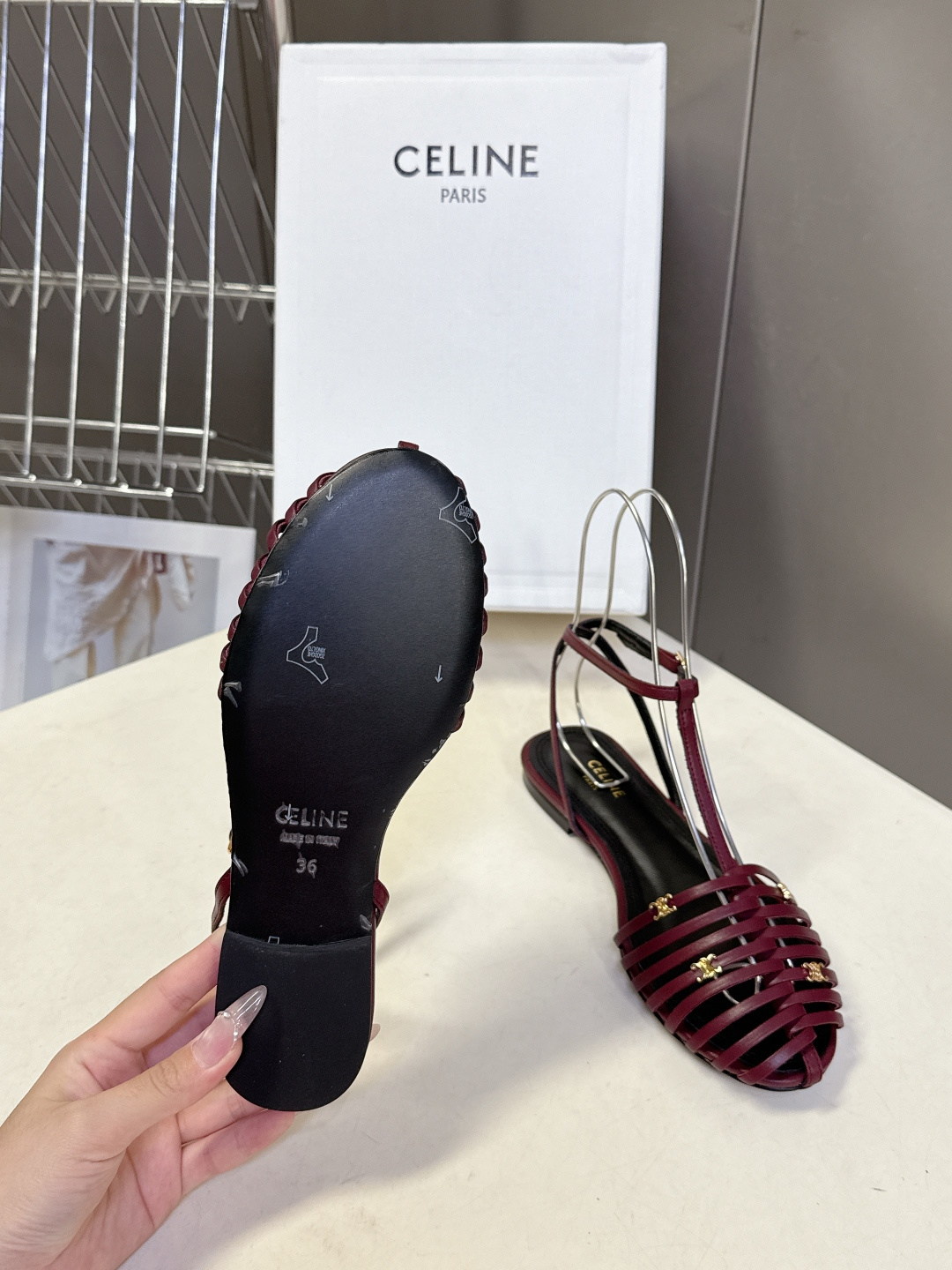 CELINE思琳2026春夏罗马风编织包头凉鞋超多明星网红种草 这是品牌法式极简美学的代表单品，完美适配