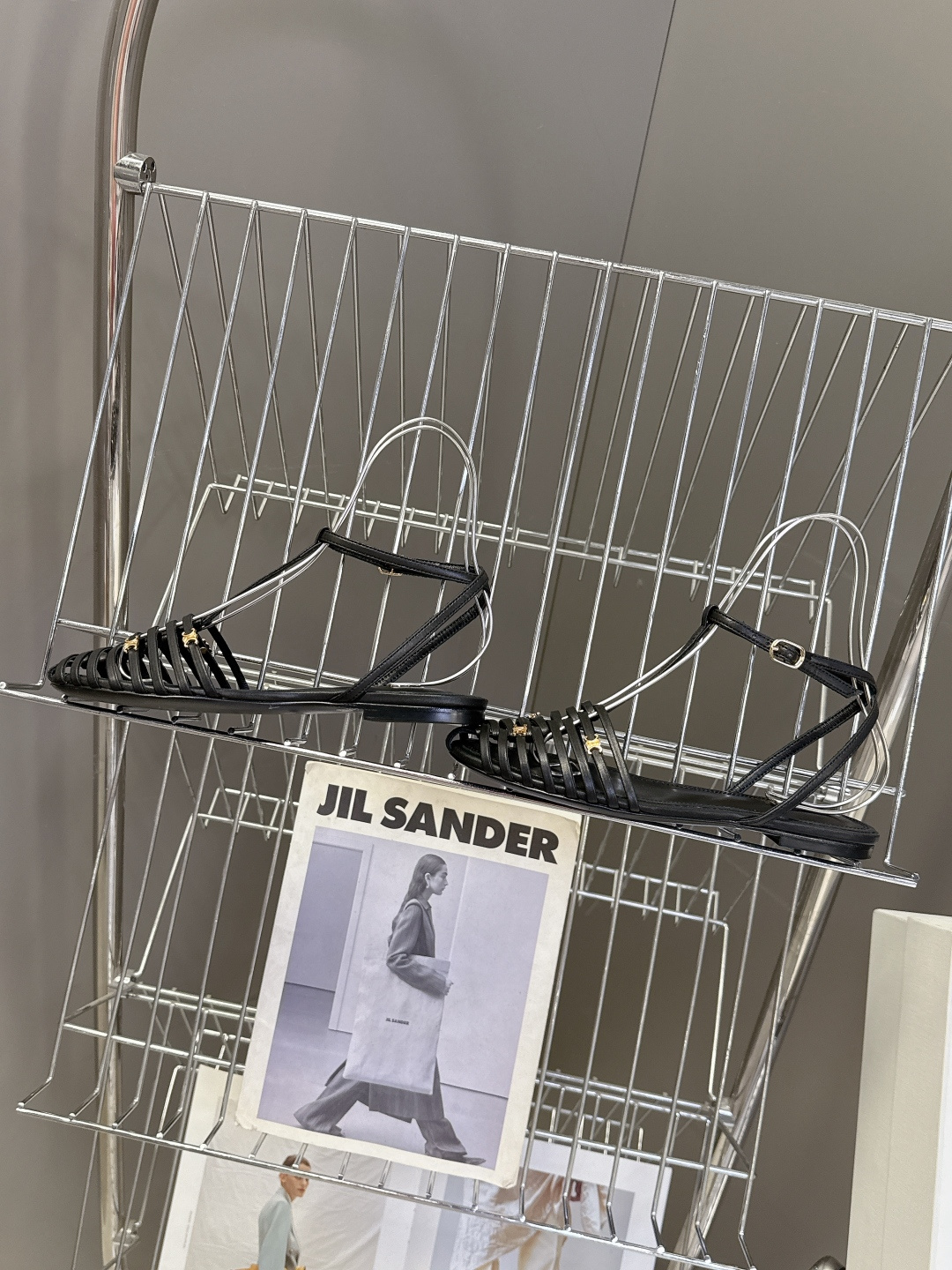 CELINE思琳2026春夏罗马风编织包头凉鞋超多明星网红种草 这是品牌法式极简美学的代表单品，完美适配