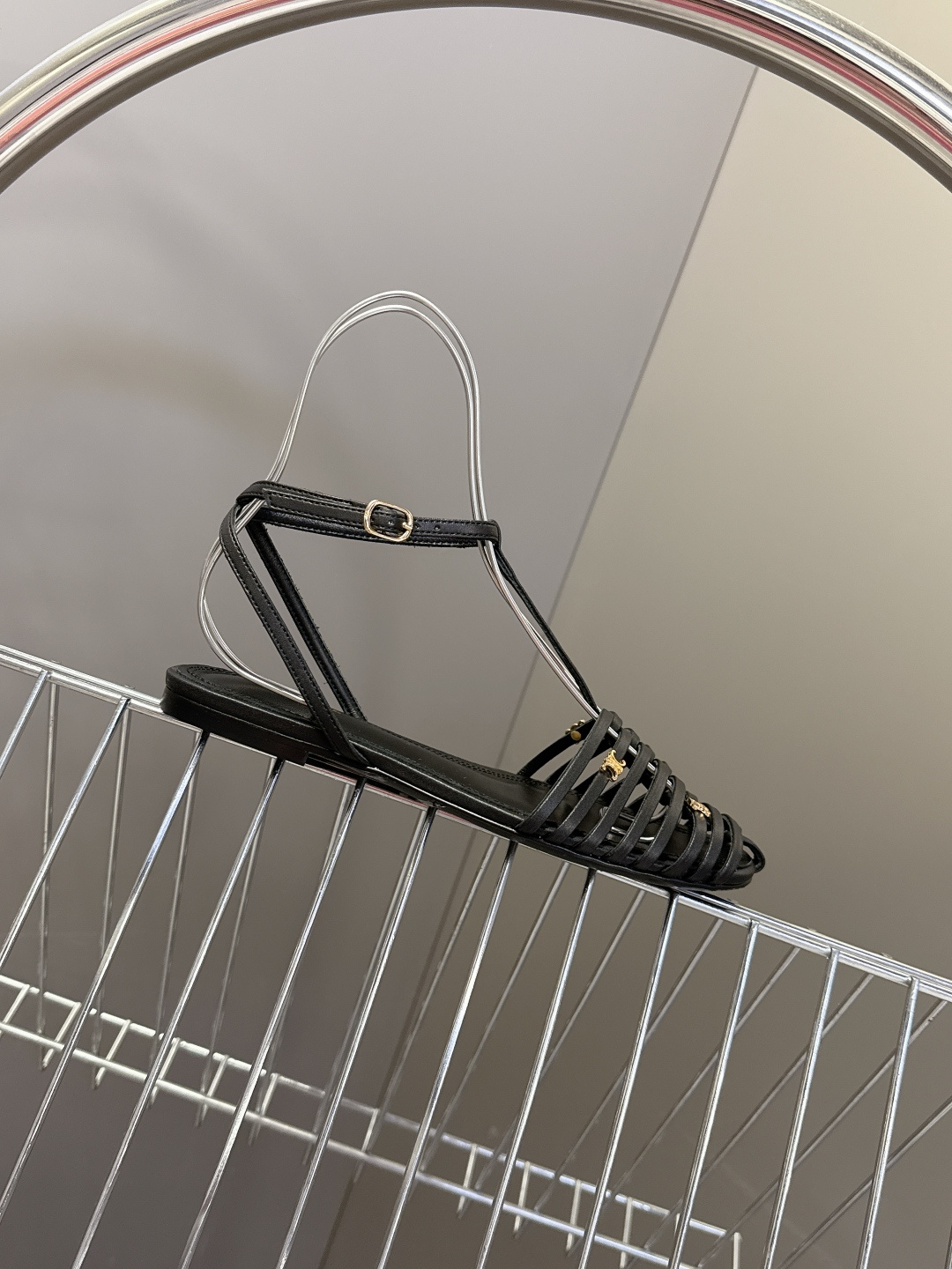 CELINE思琳2026春夏罗马风编织包头凉鞋超多明星网红种草 这是品牌法式极简美学的代表单品，完美适配