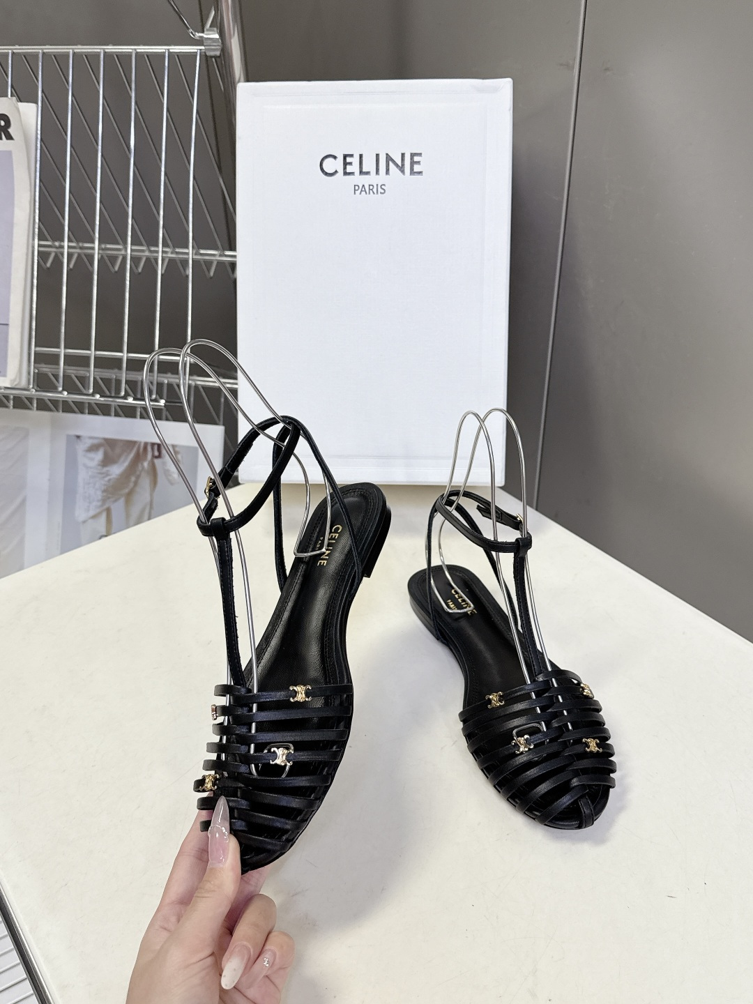 CELINE思琳2026春夏罗马风编织包头凉鞋超多明星网红种草 这是品牌法式极简美学的代表单品，完美适配