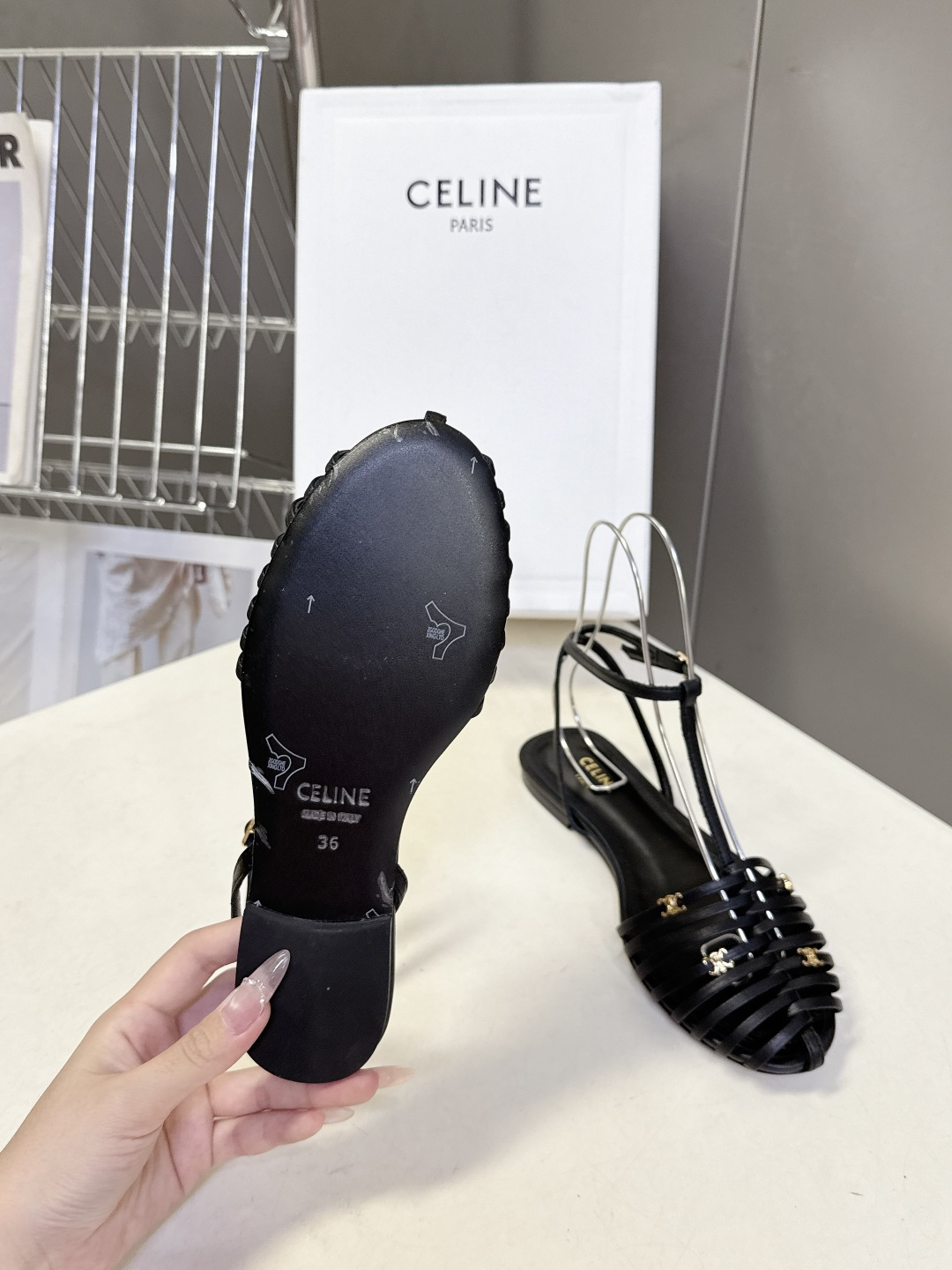 CELINE思琳2026春夏罗马风编织包头凉鞋超多明星网红种草 这是品牌法式极简美学的代表单品，完美适配