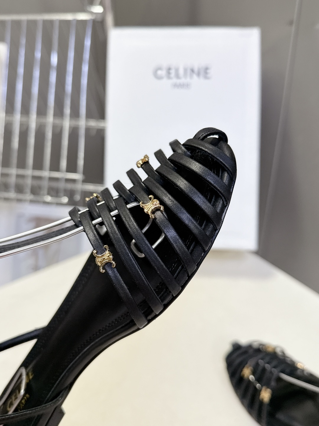 CELINE思琳2026春夏罗马风编织包头凉鞋超多明星网红种草 这是品牌法式极简美学的代表单品，完美适配