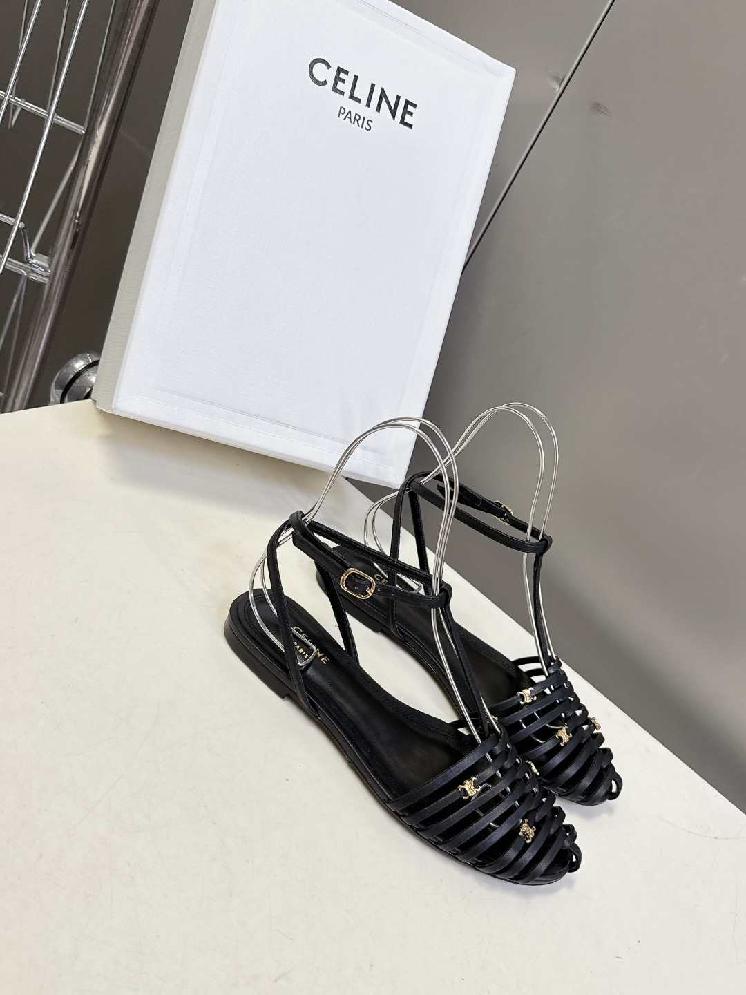 CELINE思琳2026春夏罗马风编织包头凉鞋超多明星网红种草 这是品牌法式极简美学的代表单品，完美适配