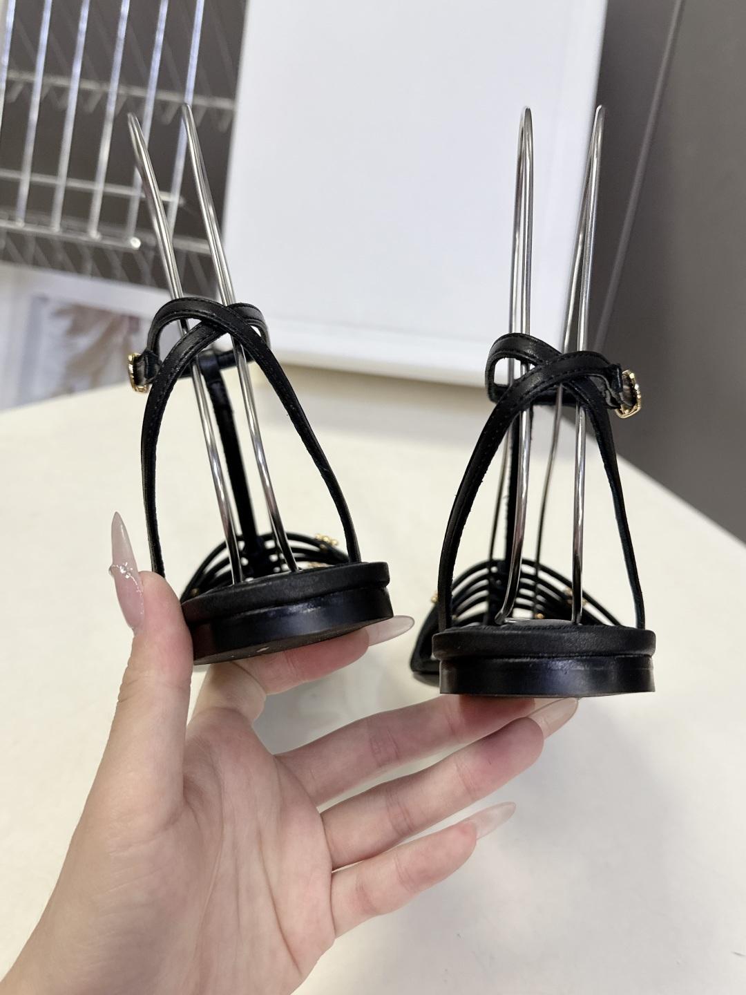 CELINE思琳2026春夏罗马风编织包头凉鞋超多明星网红种草 这是品牌法式极简美学的代表单品，完美适配