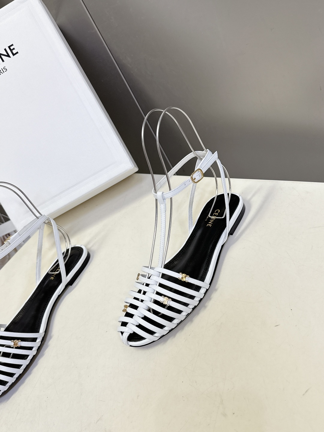 CELINE思琳2026春夏罗马风编织包头凉鞋超多明星网红种草 这是品牌法式极简美学的代表单品，完美适配