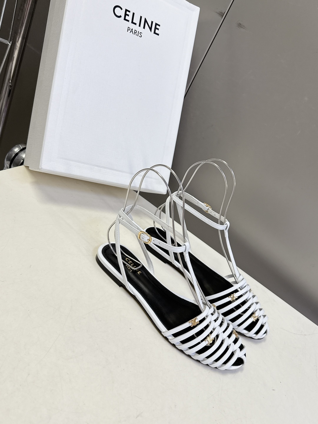 CELINE思琳2026春夏罗马风编织包头凉鞋超多明星网红种草 这是品牌法式极简美学的代表单品，完美适配