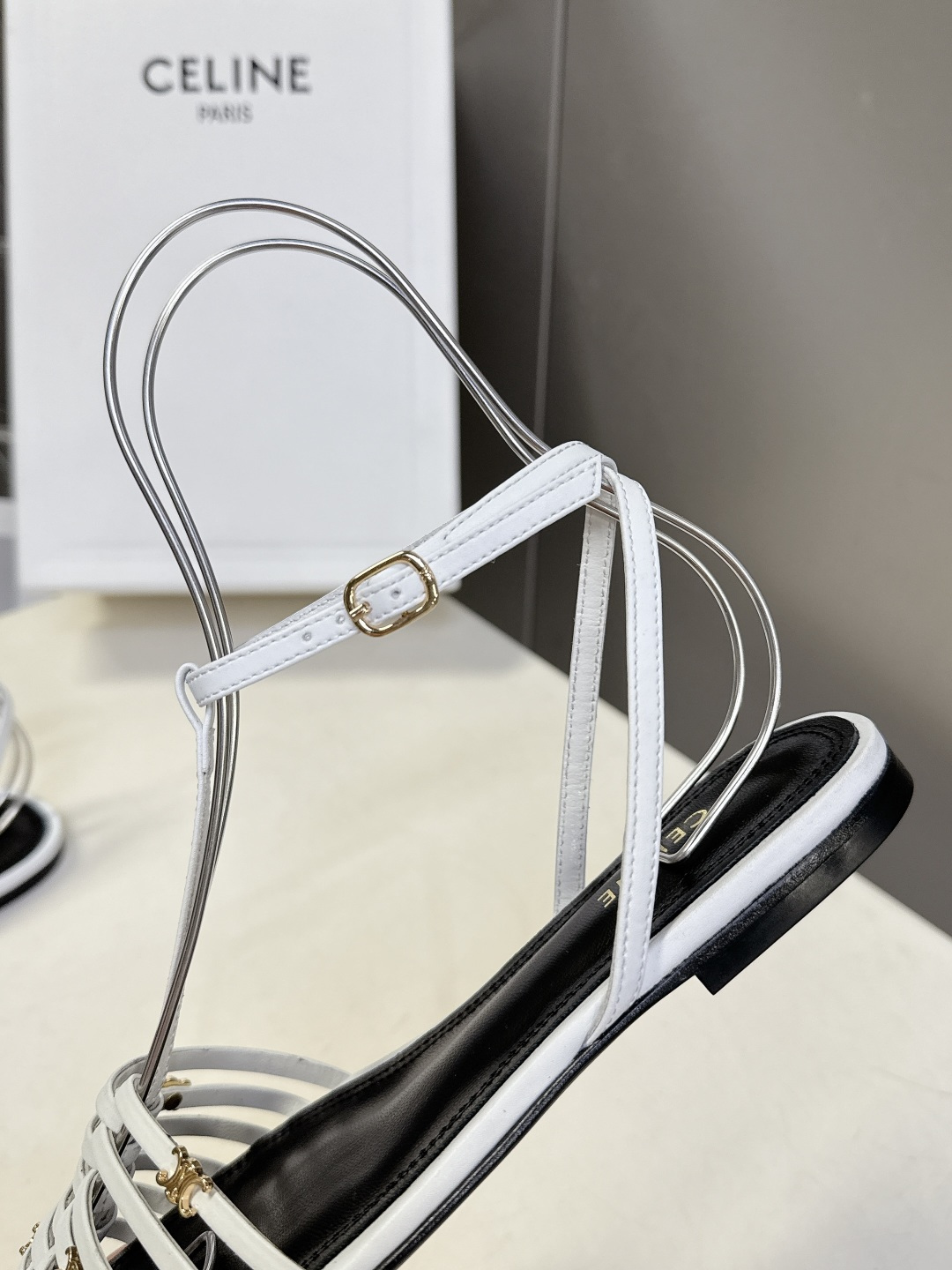 CELINE思琳2026春夏罗马风编织包头凉鞋超多明星网红种草 这是品牌法式极简美学的代表单品，完美适配